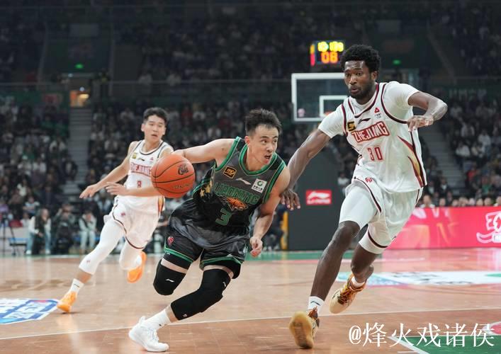 辽宁男篮新赛季首战火力全开,主场呐喊声势如雷 辽宁男篮新赛季首战火力全开,主场呐喊声势如雷